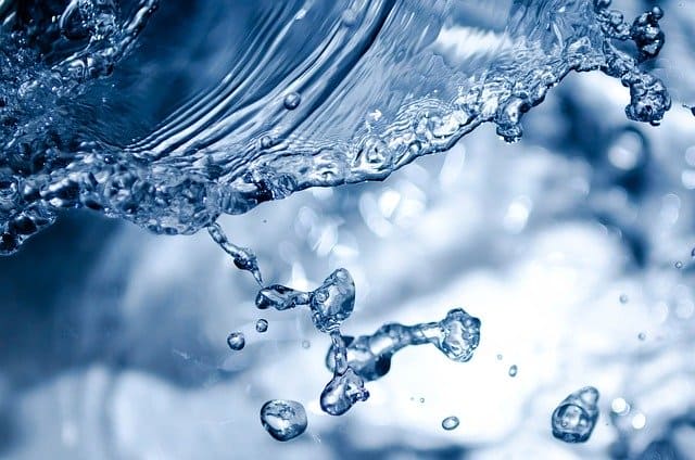 voldoende water drinken tegen droge huid en handen